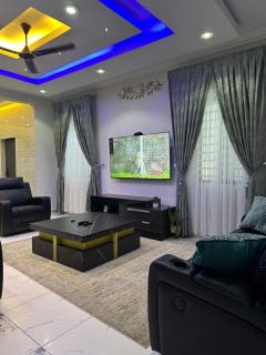 Cozy 4 bedroom at community 18 near spintex - 2