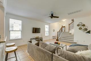 5 Mi to Lake Travis Pet-Friendly Home with Yard! - 5