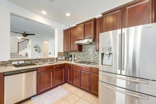 5 Mi to Lake Travis Pet-Friendly Home with Yard! - 2