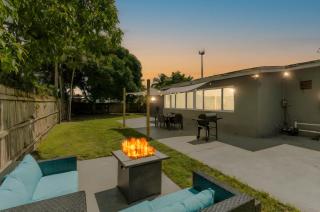 Casa Moderna 3 Bed 2 Bath with Private Patio and BBQ - 0