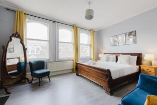 Elegant Fulham & Chelsea 3BD House - Sleeps 8 - Jacuzzi - Roof Terrace - Under New Management - 0