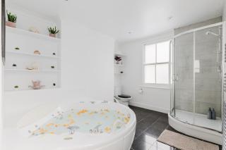 Elegant Fulham & Chelsea 3BD House - Sleeps 8 - Jacuzzi - Roof Terrace - Under New Management - 9