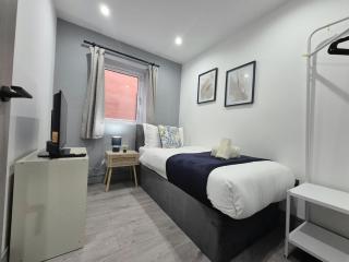 Long Stays Welcome 4BR 3 Bath Parking Garden - 1