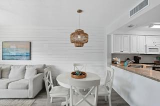 Updated With Lakefront Views Pool & Near Beach - 0