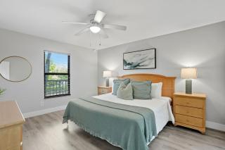 Updated With Lakefront Views Pool & Near Beach - 9