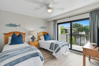 Updated With Lakefront Views Pool & Near Beach - 8