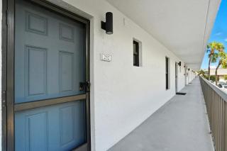 Updated With Lakefront Views Pool & Near Beach - 4