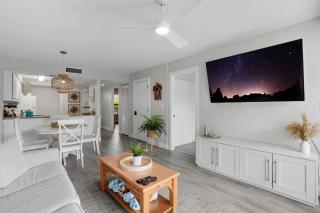 Updated With Lakefront Views Pool & Near Beach - 2