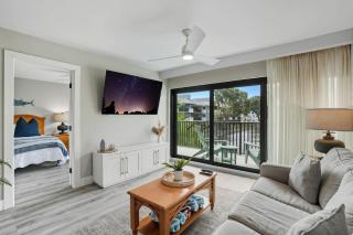 Updated With Lakefront Views Pool & Near Beach - 1