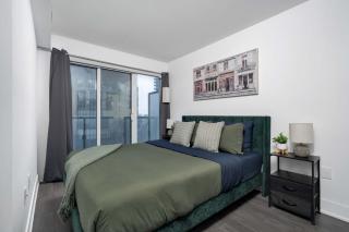 Modern 1BR Condo by Yorkville w Sofa Bed Sleeps 3 - 9