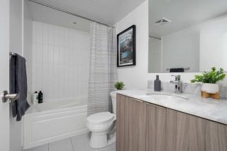 Modern 1BR Condo by Yorkville w Sofa Bed Sleeps 3 - 7