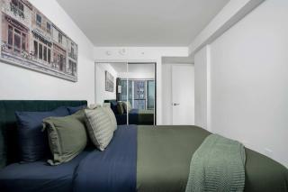 Modern 1BR Condo by Yorkville w Sofa Bed Sleeps 3 - 6