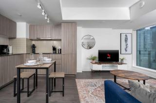 Modern 1BR Condo by Yorkville w Sofa Bed Sleeps 3 - 4