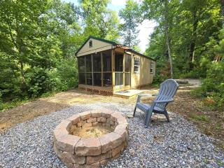 Tiny Home Creekside Nature Escape, Hot Shower, WIFI, Peaceful - 9