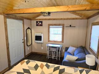 Tiny Home Creekside Nature Escape, Hot Shower, WIFI, Peaceful - 8