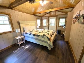 Tiny Home Creekside Nature Escape, Hot Shower, WIFI, Peaceful - 6