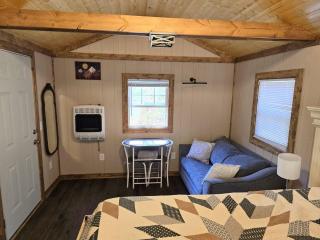 Tiny Home Creekside Nature Escape, Hot Shower, WIFI, Peaceful - 1