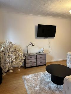 Cosy 2 BR Home - 8 MINS FROM CITY CENTRE - FREE PARKING - 4GC - 3