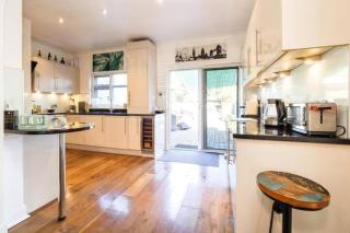 Bright & Peaceful Master Bedroom in Barkingside - 7