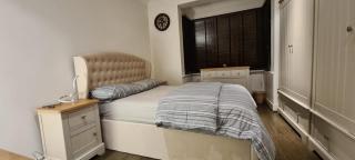 Bright & Peaceful Master Bedroom in Barkingside - 3