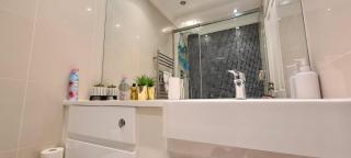 Bright & Peaceful Master Bedroom in Barkingside - 1