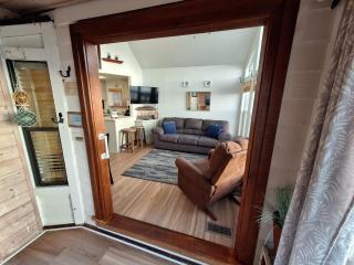 Ocean Front Cabin 11 W Jacuzzi & Superb Views - 3