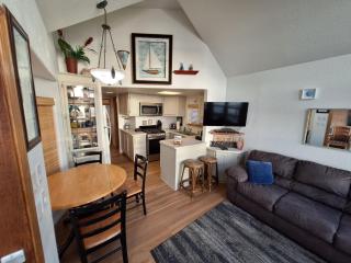 Ocean Front Cabin 11 W Jacuzzi & Superb Views - 1