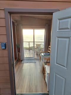 Ocean Front Cabin 11 W Jacuzzi & Superb Views - 5