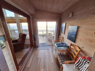 Ocean Front Cabin 11 W Jacuzzi & Superb Views - 4