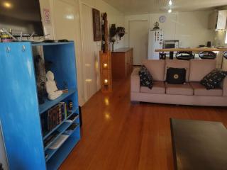 Casa Aurora, Completa, no Centro, Cercada, 130m quadrados, 11 Pessoas, Wi-Fi, 3 Quartos, Cozinha e Sala Integrados, 2 Banheiros, Varanda, Garagem Coberta 1 carro, Estacionamento Interno 3 Carros, Churrasqueira, Lareira de Alta Performance, Fogão de Ferro - 4