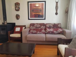 Casa Aurora, Completa, no Centro, Cercada, 130m quadrados, 11 Pessoas, Wi-Fi, 3 Quartos, Cozinha e Sala Integrados, 2 Banheiros, Varanda, Garagem Coberta 1 carro, Estacionamento Interno 3 Carros, Churrasqueira, Lareira de Alta Performance, Fogão de Ferro - 5