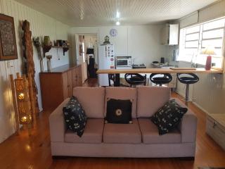 Casa Aurora, Completa, no Centro, Cercada, 130m quadrados, 11 Pessoas, Wi-Fi, 3 Quartos, Cozinha e Sala Integrados, 2 Banheiros, Varanda, Garagem Coberta 1 carro, Estacionamento Interno 3 Carros, Churrasqueira, Lareira de Alta Performance, Fogão de Ferro - 7