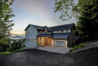 Stylish Seattle farmhouse plus Bonus suite and amazing views - 0