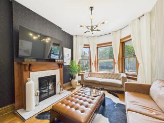 Game Day Stay Steps To Wrigley Garage - 0