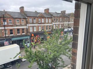 LARGE SELF CATERING HOUSE WITH WiFi CLOSE TO TRANSPORTS - 4