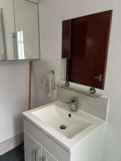 LARGE SELF CATERING HOUSE WITH WiFi CLOSE TO TRANSPORTS - 2