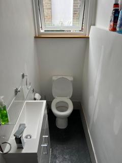 LARGE SELF CATERING HOUSE WITH WiFi CLOSE TO TRANSPORTS - 1