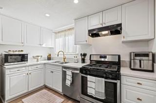 Modern Private 3B-2BA Home and Spacious Yard - 6