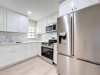 Sunny Shores Getaway - 4