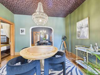 Game Day Stay Steps To Wrigley Garage - 2