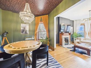 Game Day Stay Steps To Wrigley Garage - 1