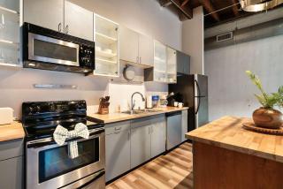 Soaring Designer Ceiling Condo near Market Square - 9