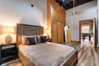 Soaring Designer Ceiling Condo near Market Square - 8