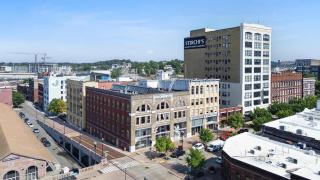 Soaring Designer Ceiling Condo near Market Square - 6