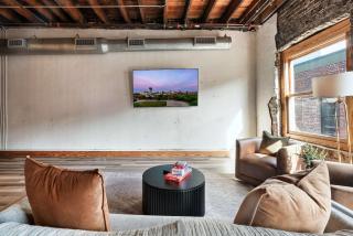 Soaring Designer Ceiling Condo near Market Square - 5