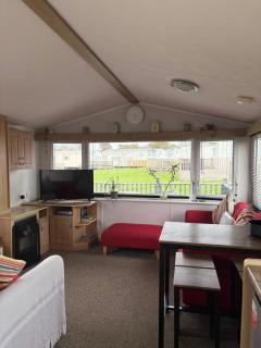 Family-Friendly 3-Bed Caravan Recently Renovated on Seven Bays Holiday Park, Padstow - 9