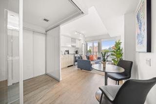 City Living Downtown Retreat Perfect Getaway - 2