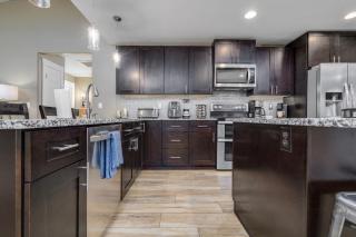 New king Beds Pool Hot Tub Outdoor Fireplace - 4