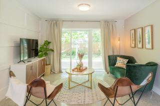 Stylish Mid Century 3 Bedroom House Near Downtown - 0