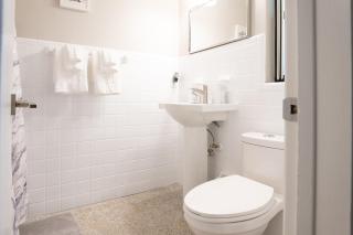 Stylish Mid Century 3 Bedroom House Near Downtown - 9